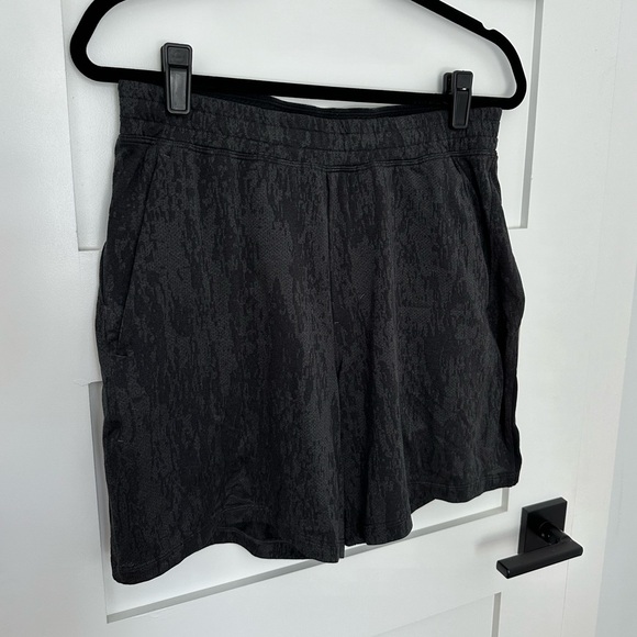 Lululemon Men’s Pace Breaker Lined 7” Shorts - Picture 2 of 11